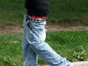 Read more about the article Sagging pants thumbs down or Thumbs up for fashion?